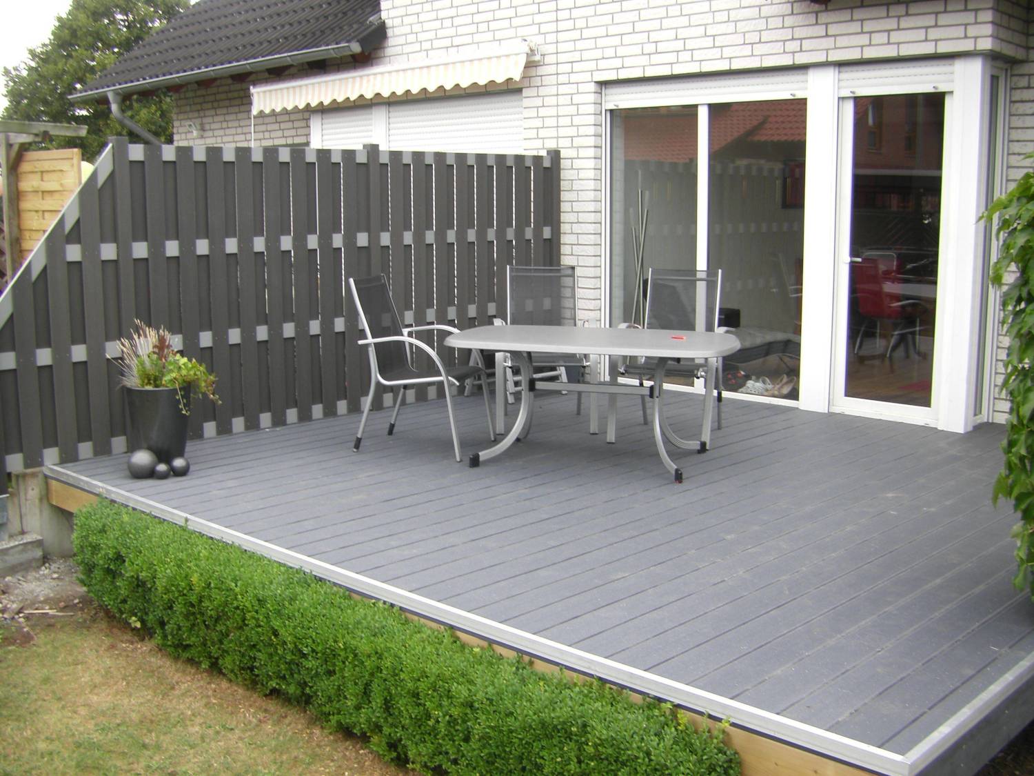 WPC-Terrasse und Sichtschutz