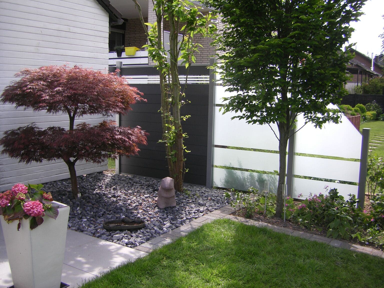 WPC- und Glaszaun Arrangement