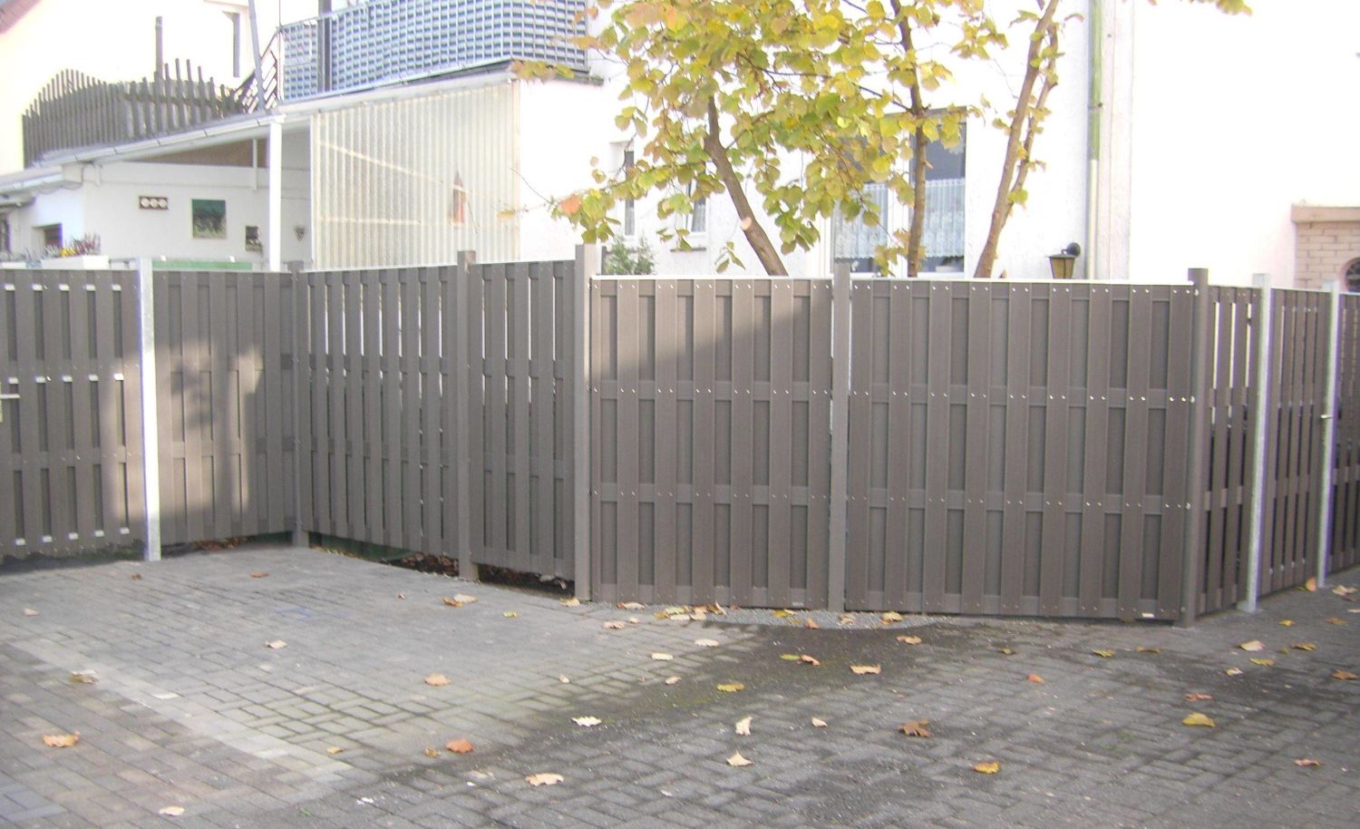 Weitläufige WPC-Zaunanlage mit mehreren Türen