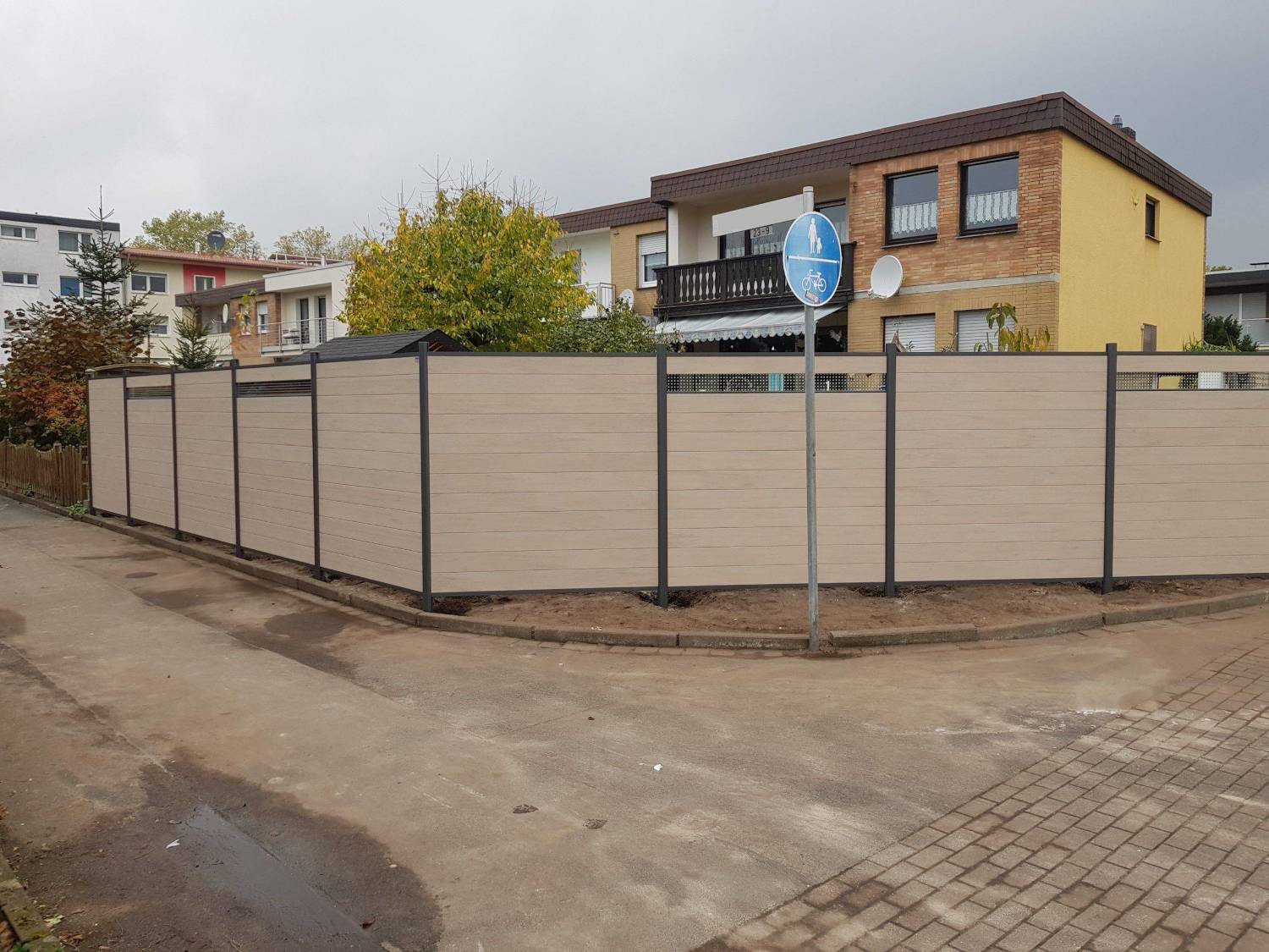 Größere Grundstücksumzäunung WPC, außen