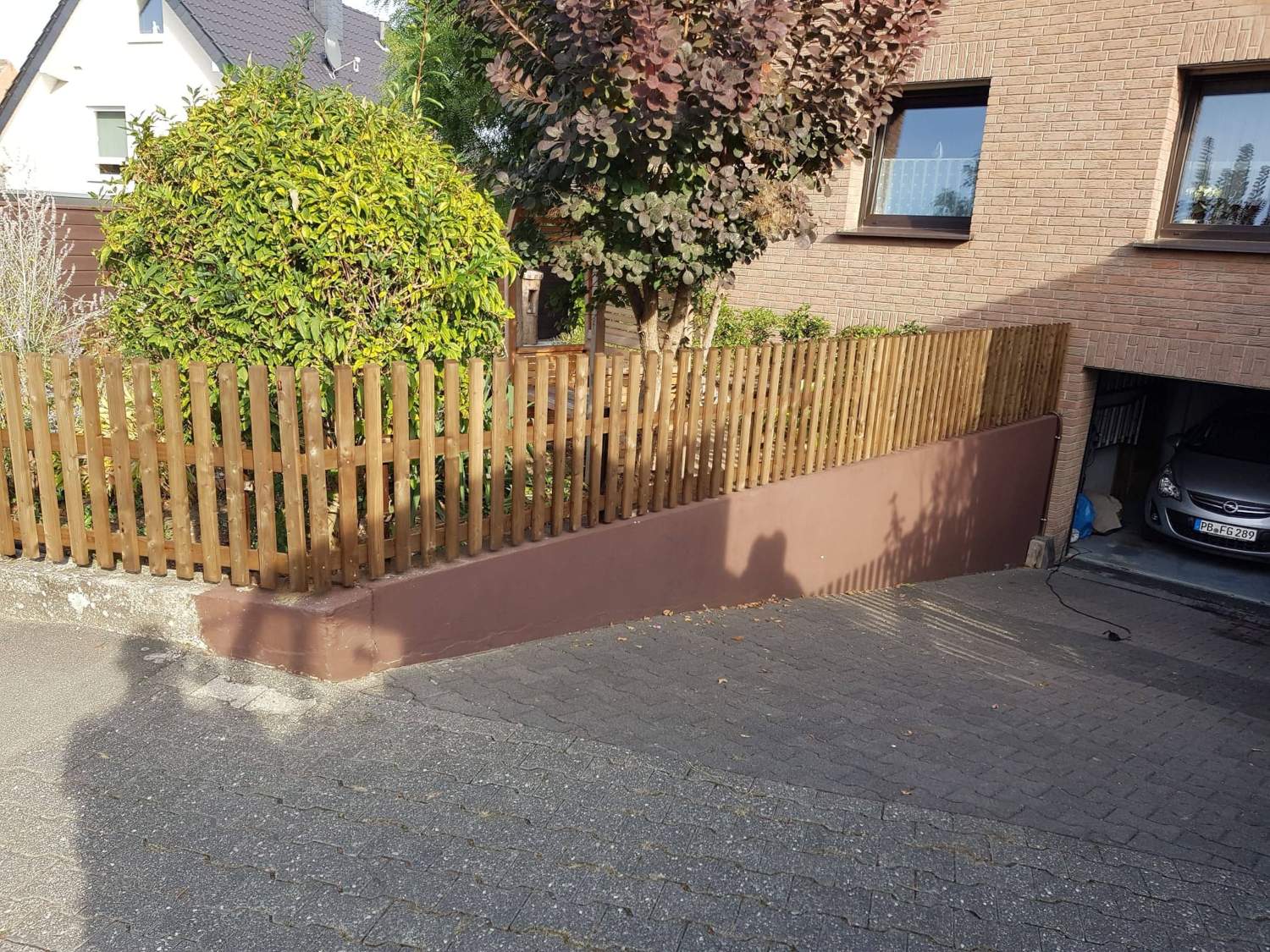 Klassischer Vorgartenzaun an Abfahrt