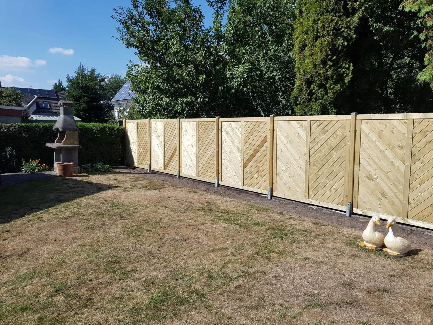 Zaun aus klassischen Holzelementen