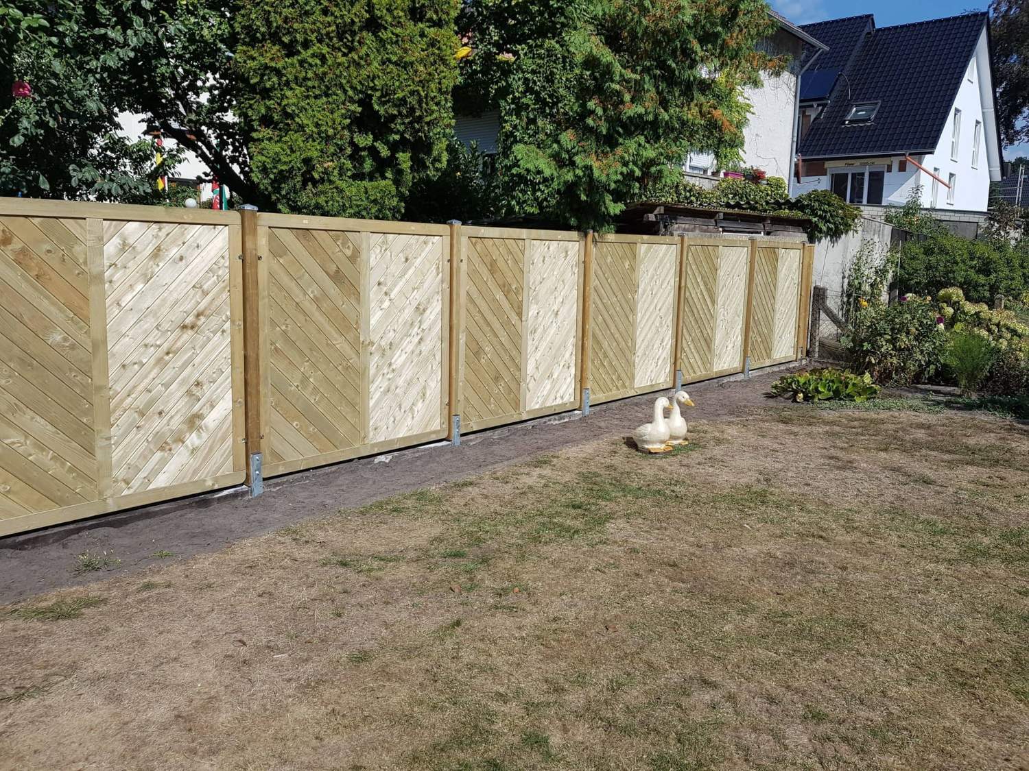 Zaun aus klassischen Holzelementen