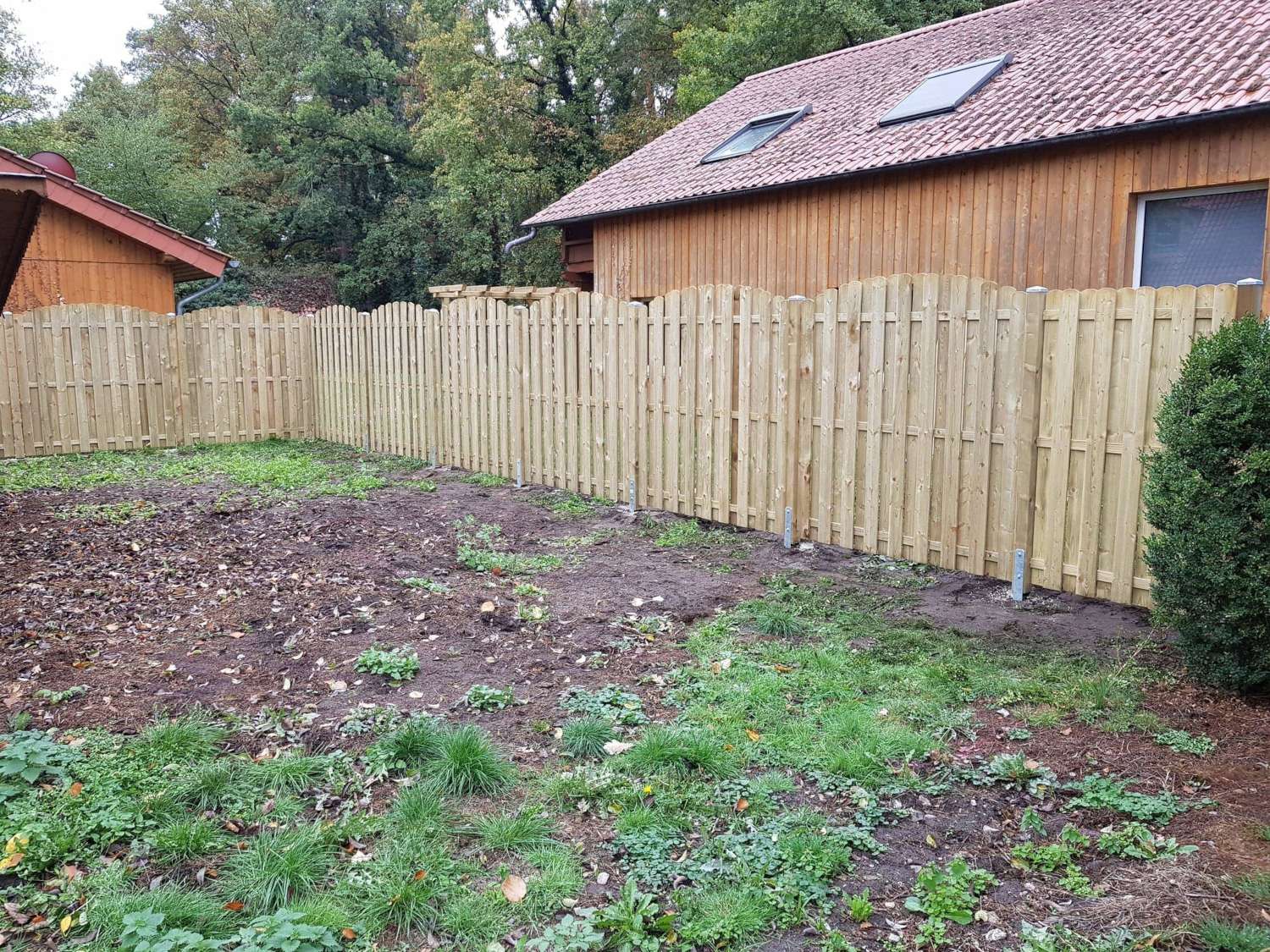 Zaunanlage aus stabilen Holzelementen