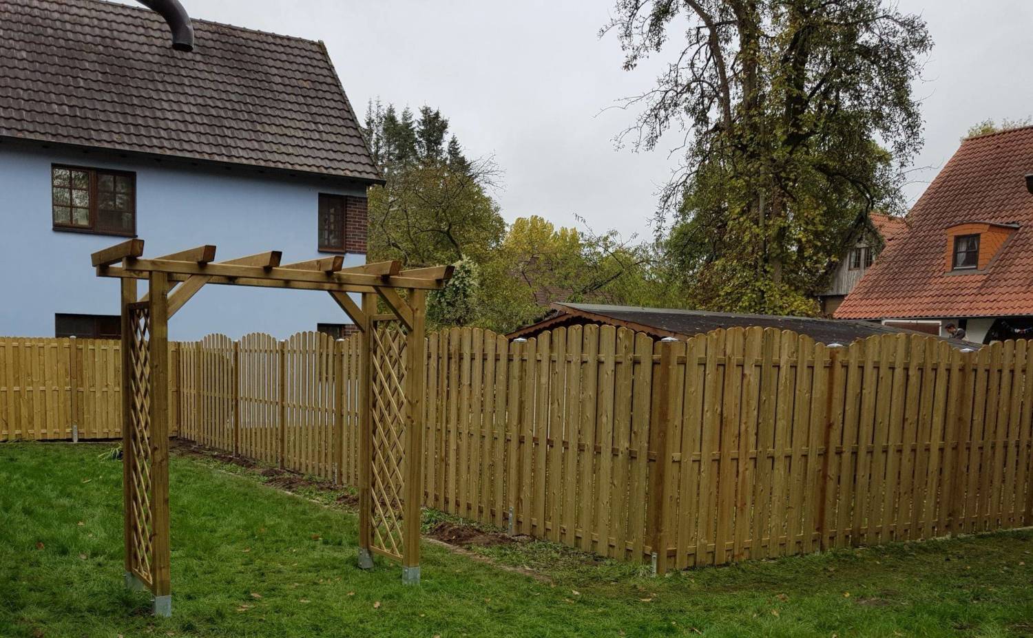 Zaunanlage aus stabilen Holzelementen