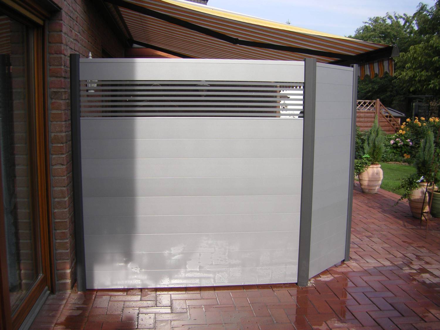 Moderner, pflegeleichter Sichtschutz aus Aluminium und Glas