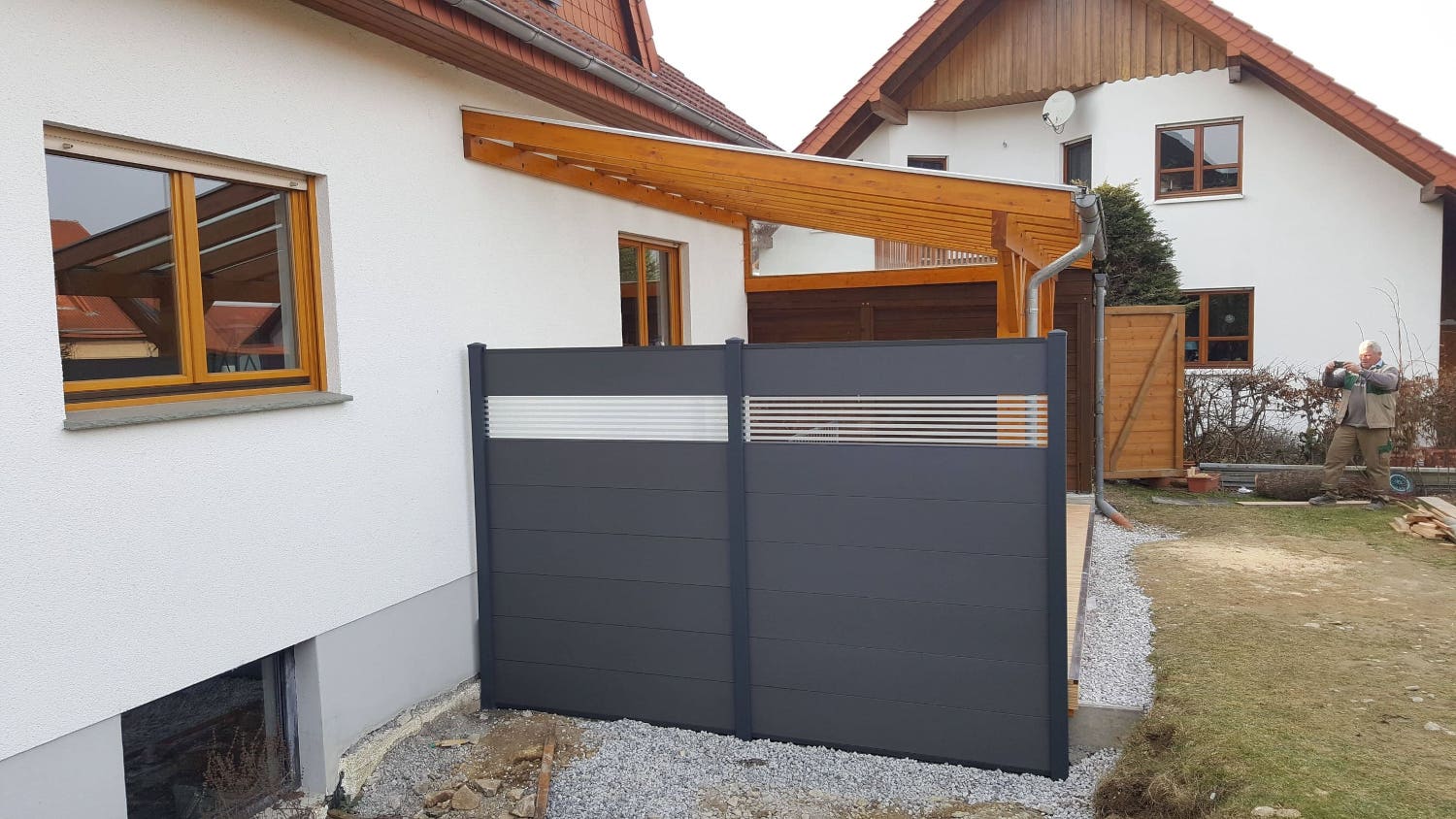 Überdachung mit WPC-Sichtschutz