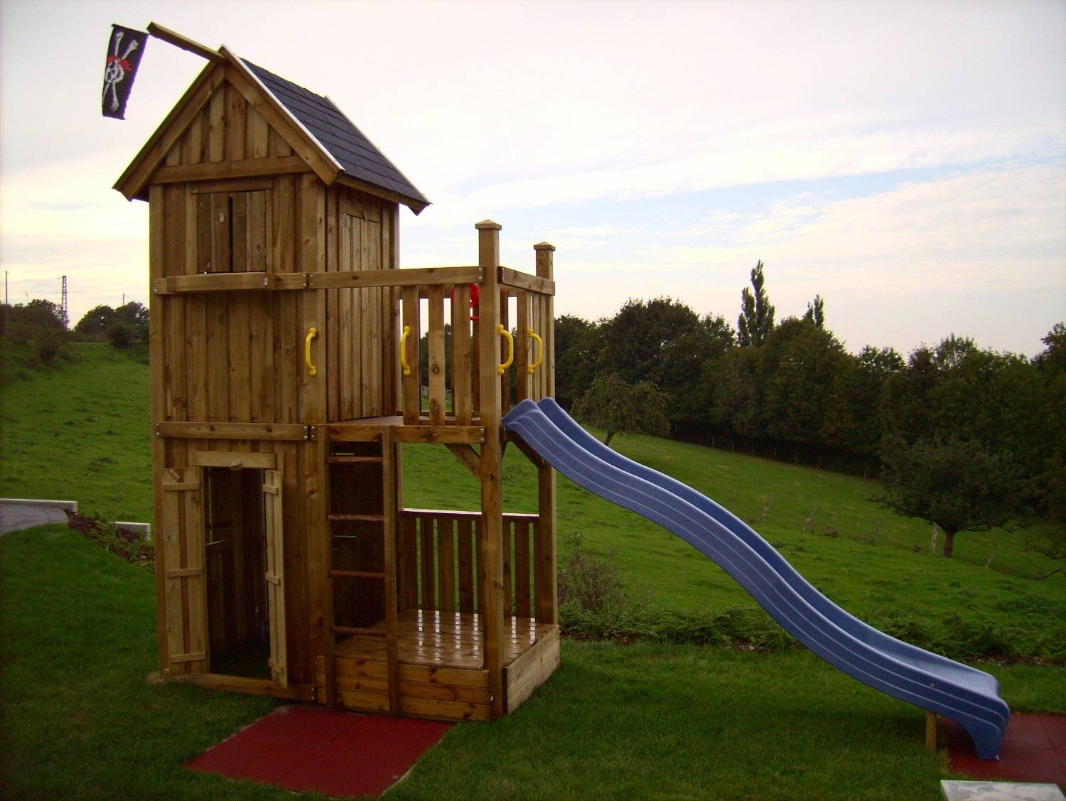 Kinderspielturm mit Rutsche