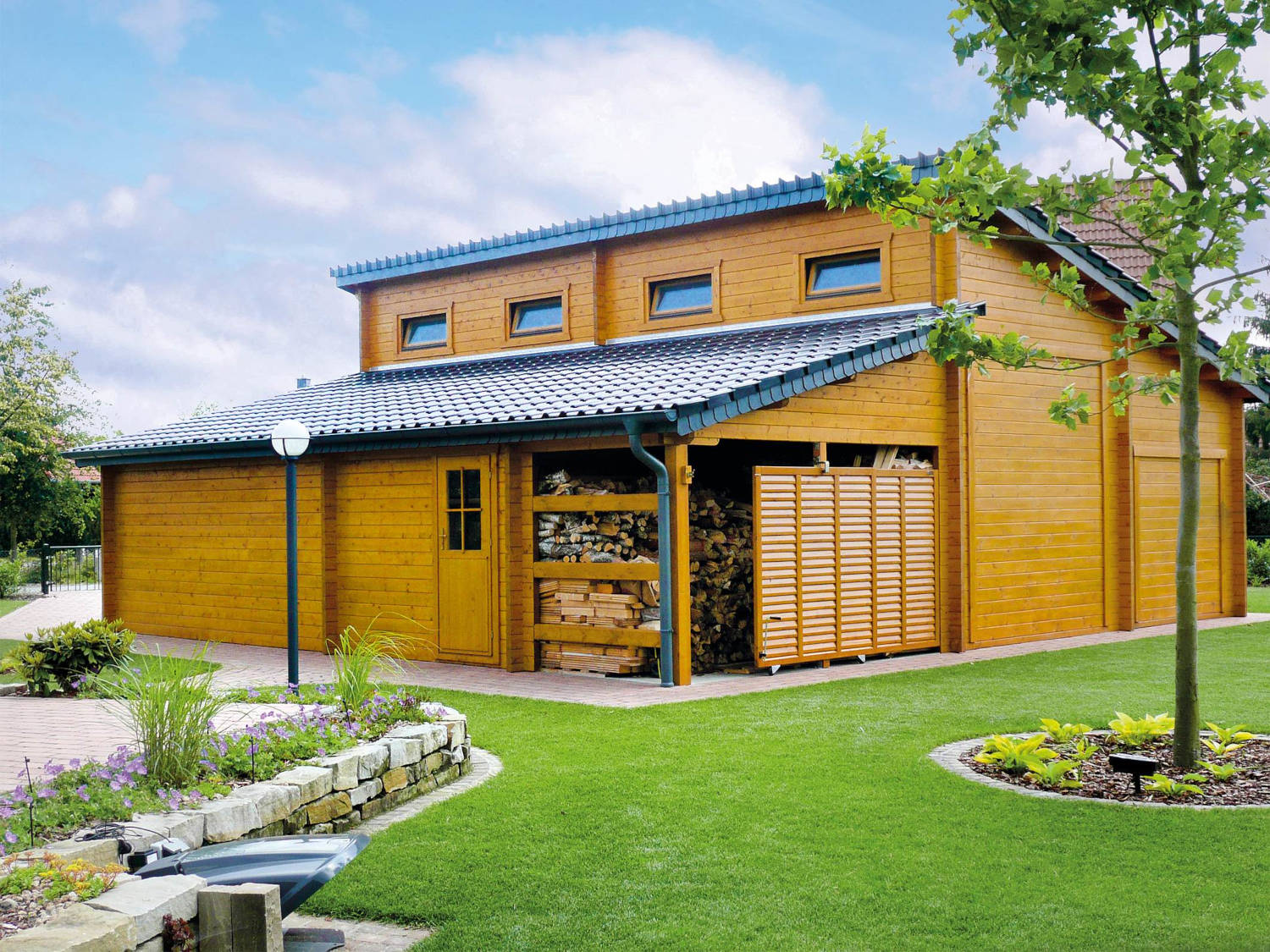 Holzgarage mit Anbau