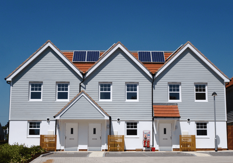 Fassadenverschalung mit HardiePlank Faserzementplatten am Giebel