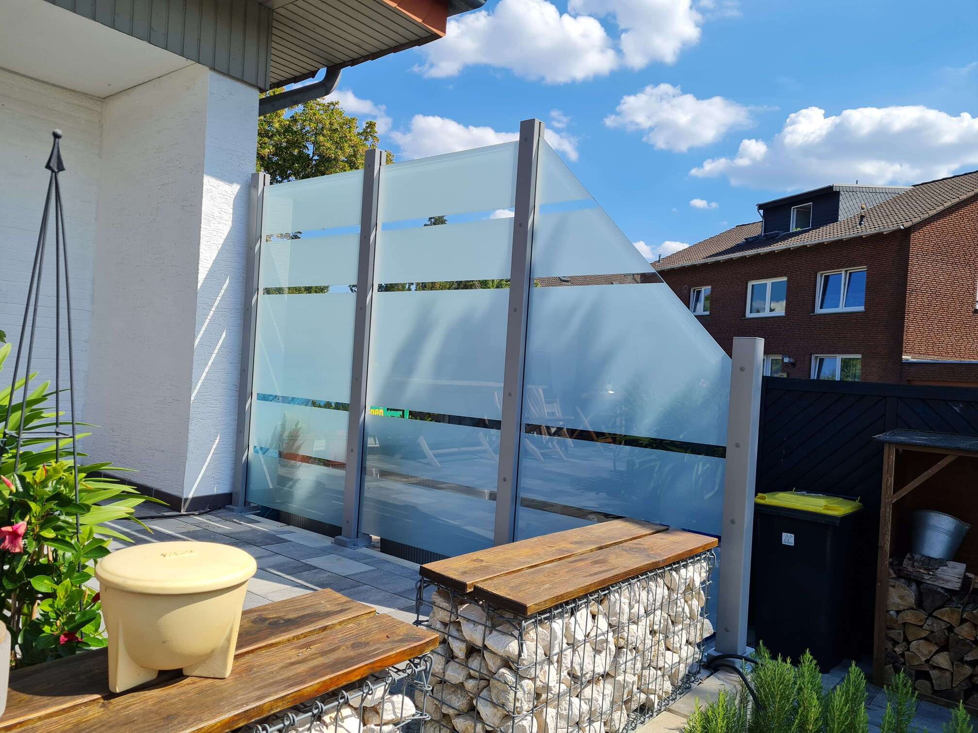 Sichtschutz aus Glas in Alu-Pfosten