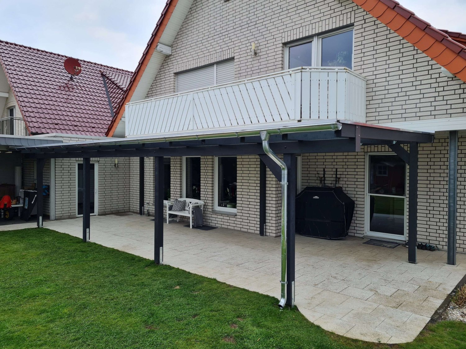 Terrassenüberdachung an Balkon, Außenansicht