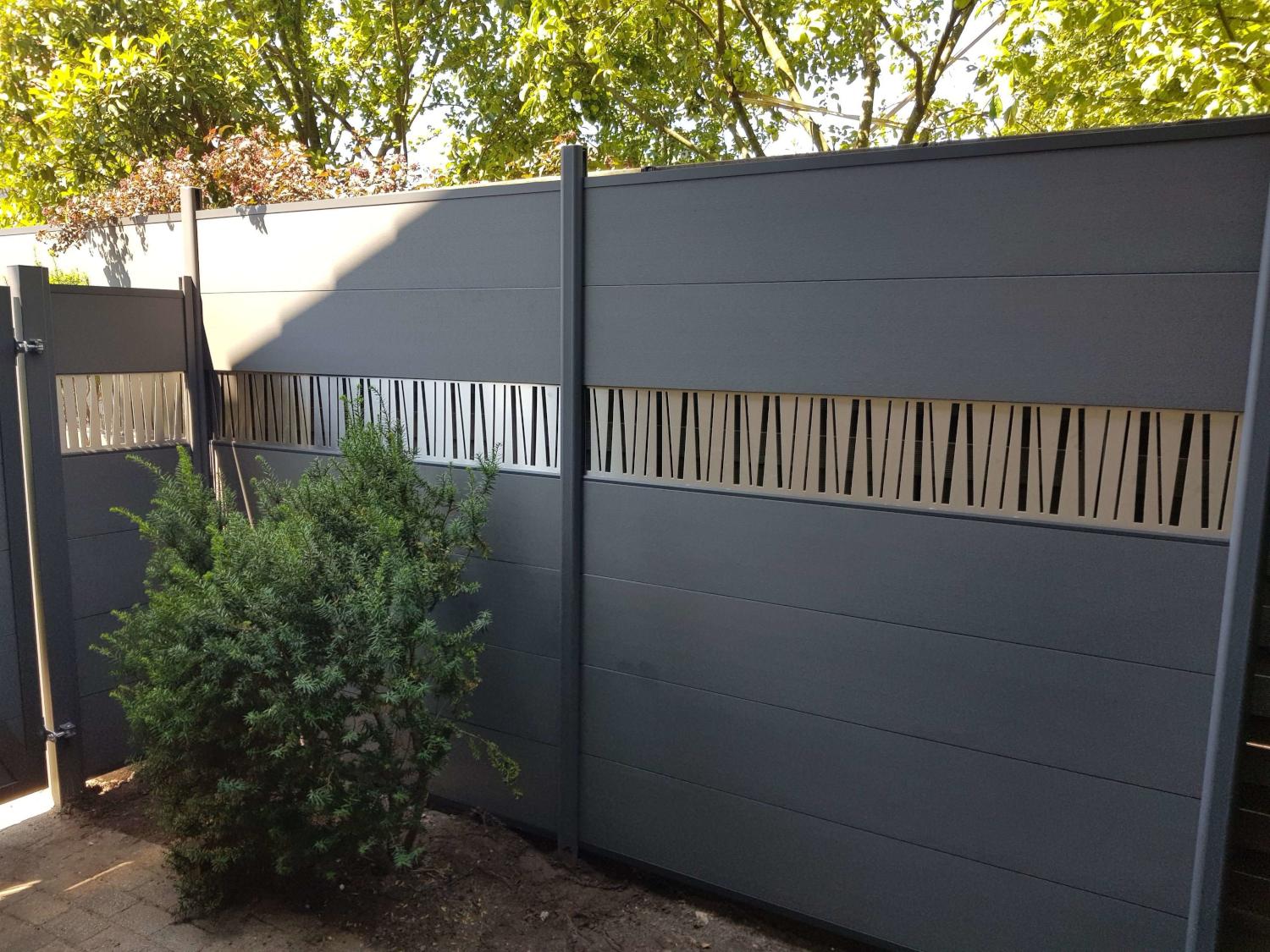 TraumGarten WPC-Zaun mit Edelstahl-Dekor und Tür