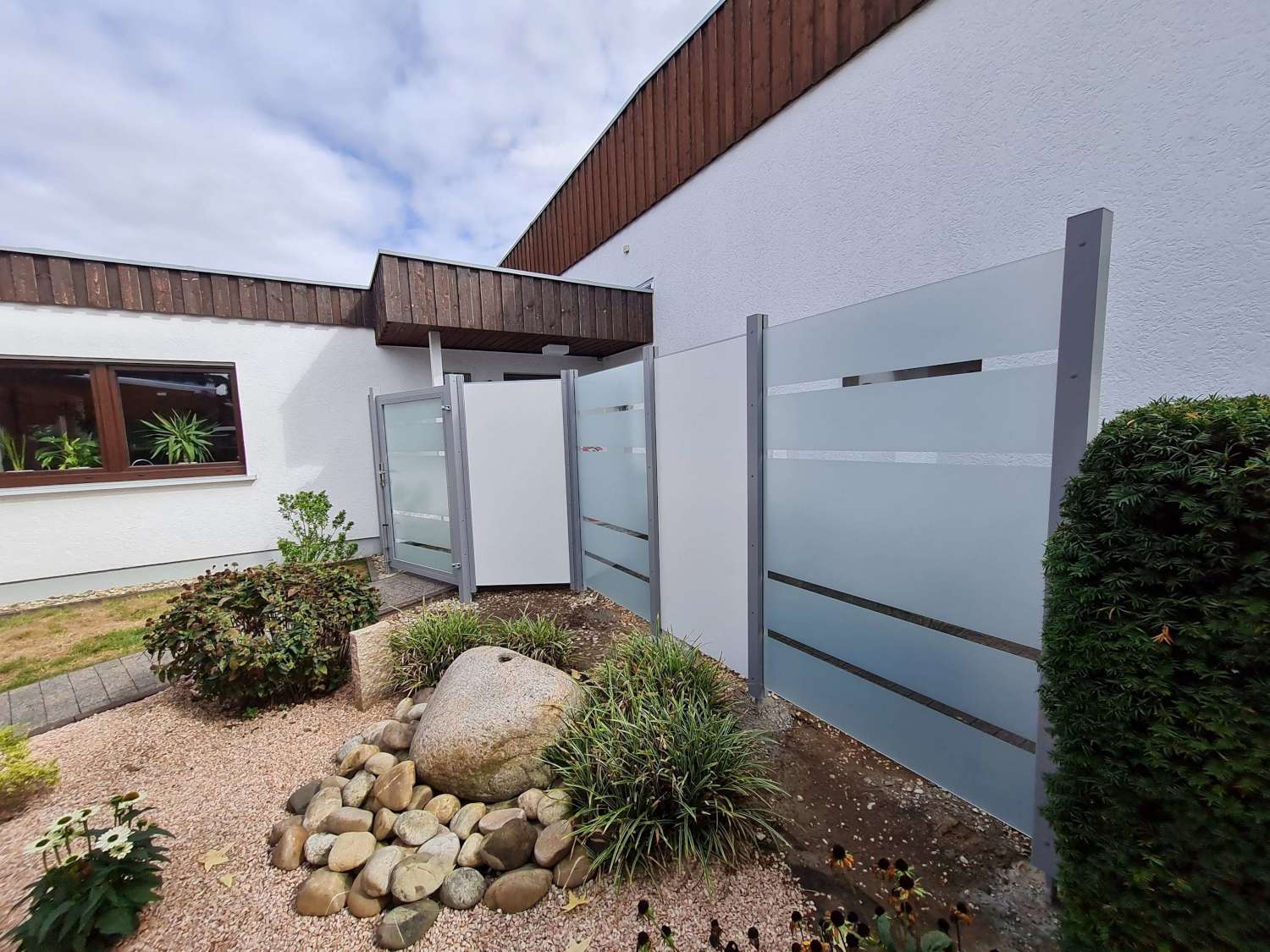 Sichtschutz aus HPL und Glas