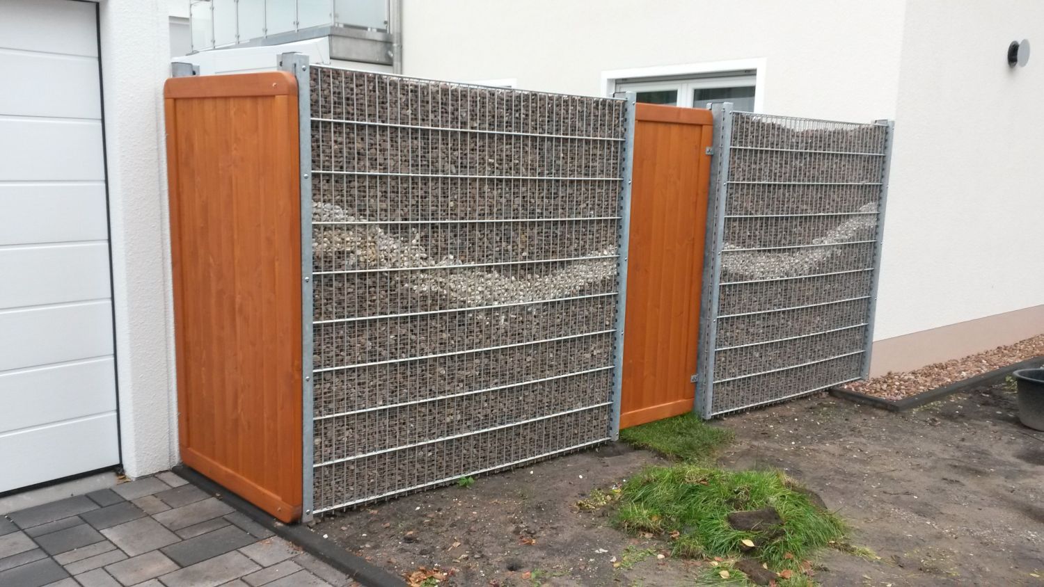 Holzzaun aus Lärche mit Gabionenwand