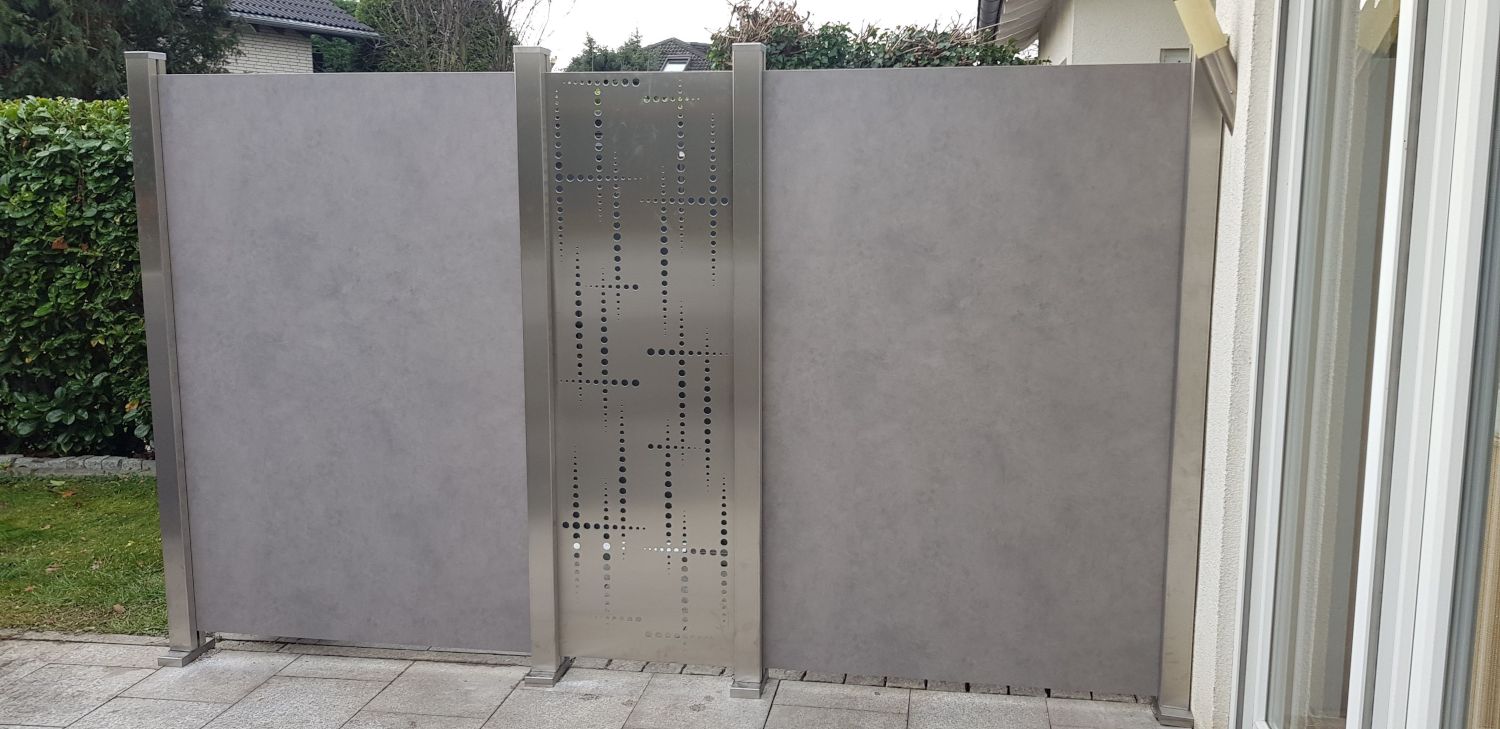 Sichtschutz aus Keramik und Edelstahl
