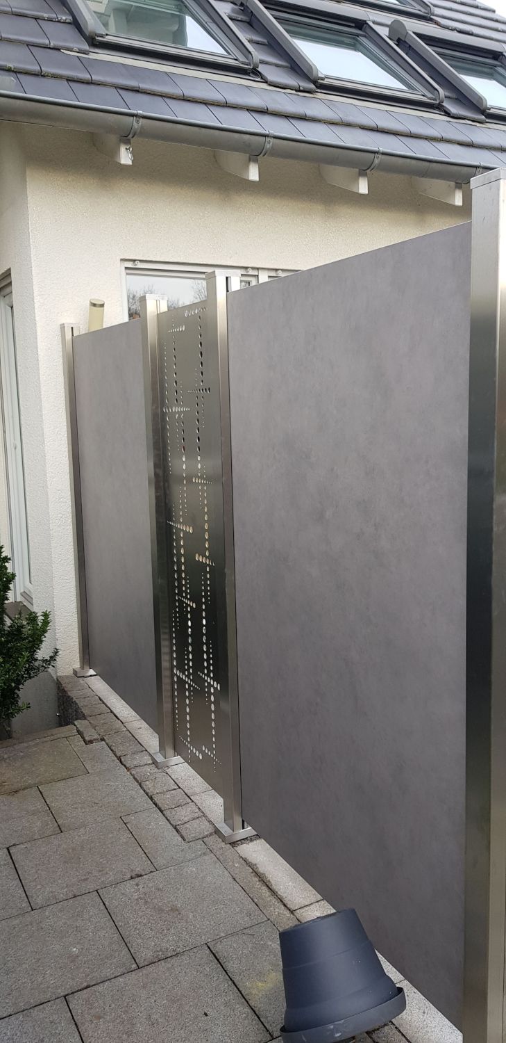 Sichtschutz aus Keramik und Edelstahl