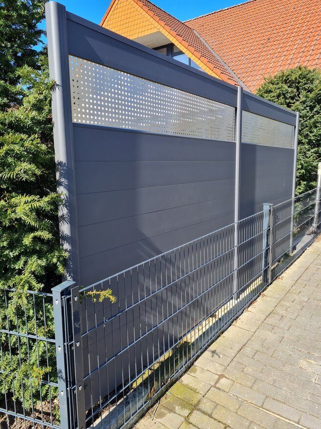 WPC-Sichtschutz und Stahlgitterzaun