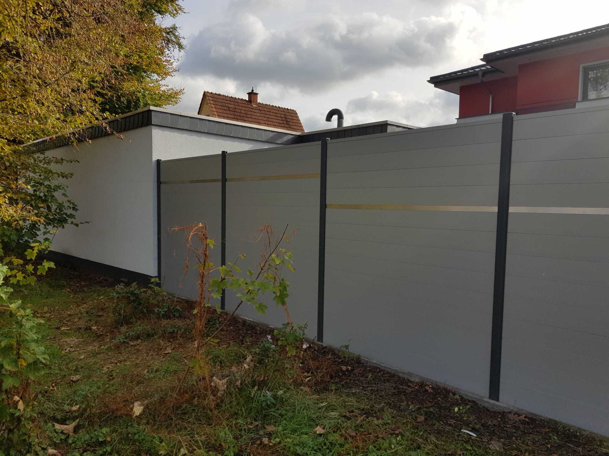 WPC-Zaun mit Edelstahl-Designleiste