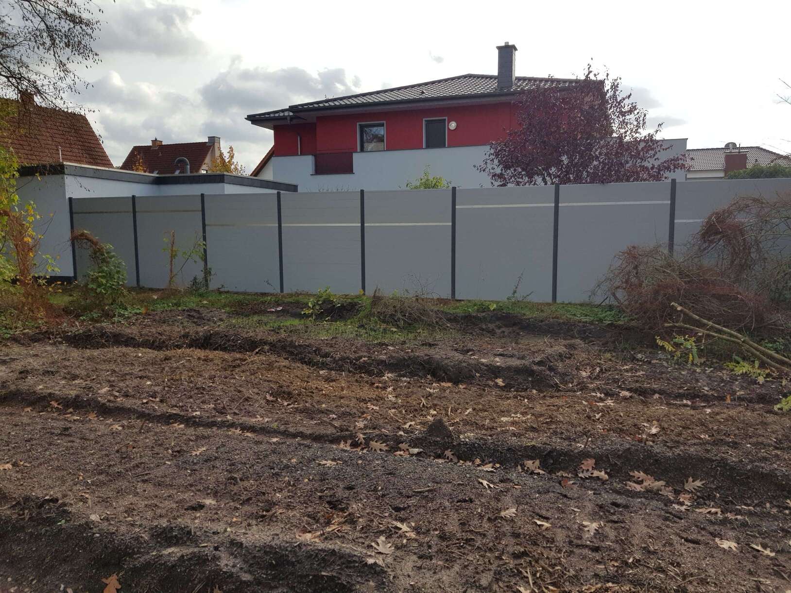 WPC-Zaun mit Edelstahl-Designleiste