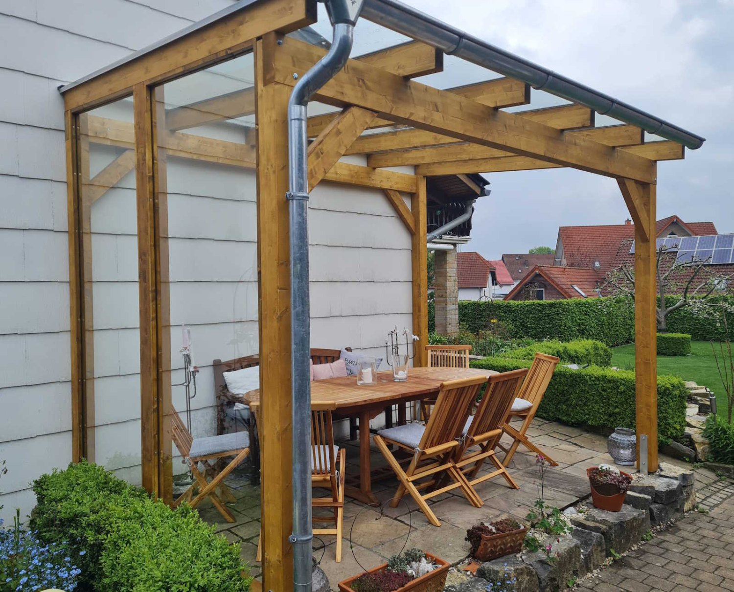 Außendach aus Holz, Farbe Braun