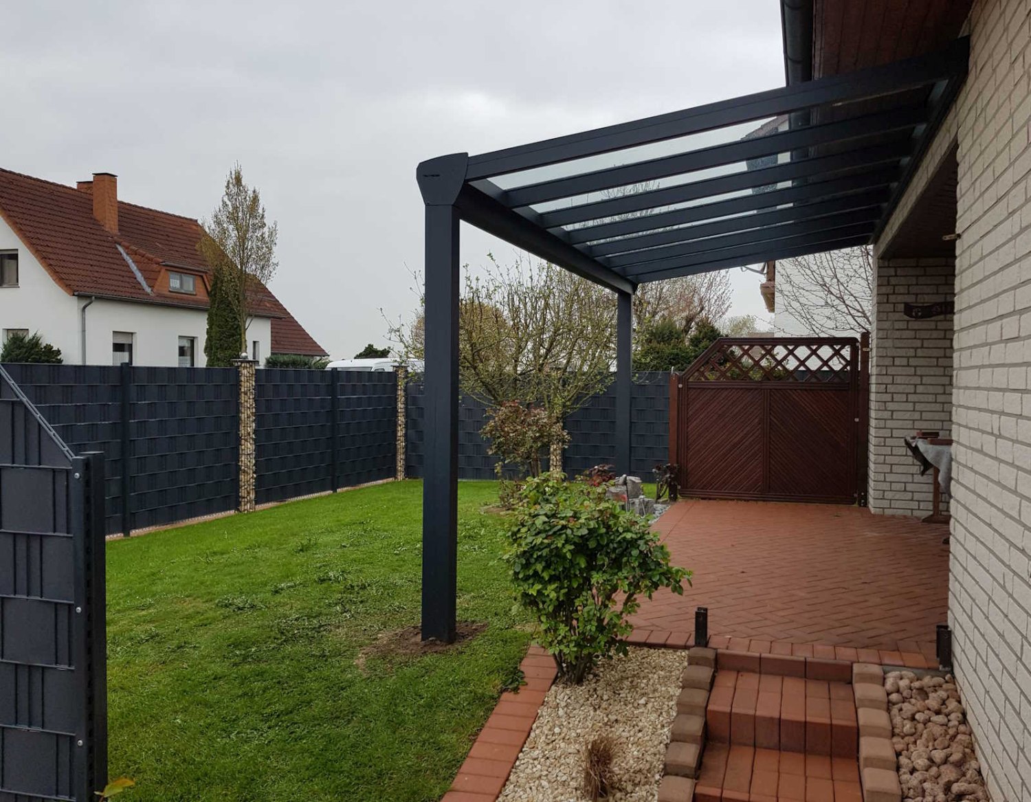 Terrassendach schwarz