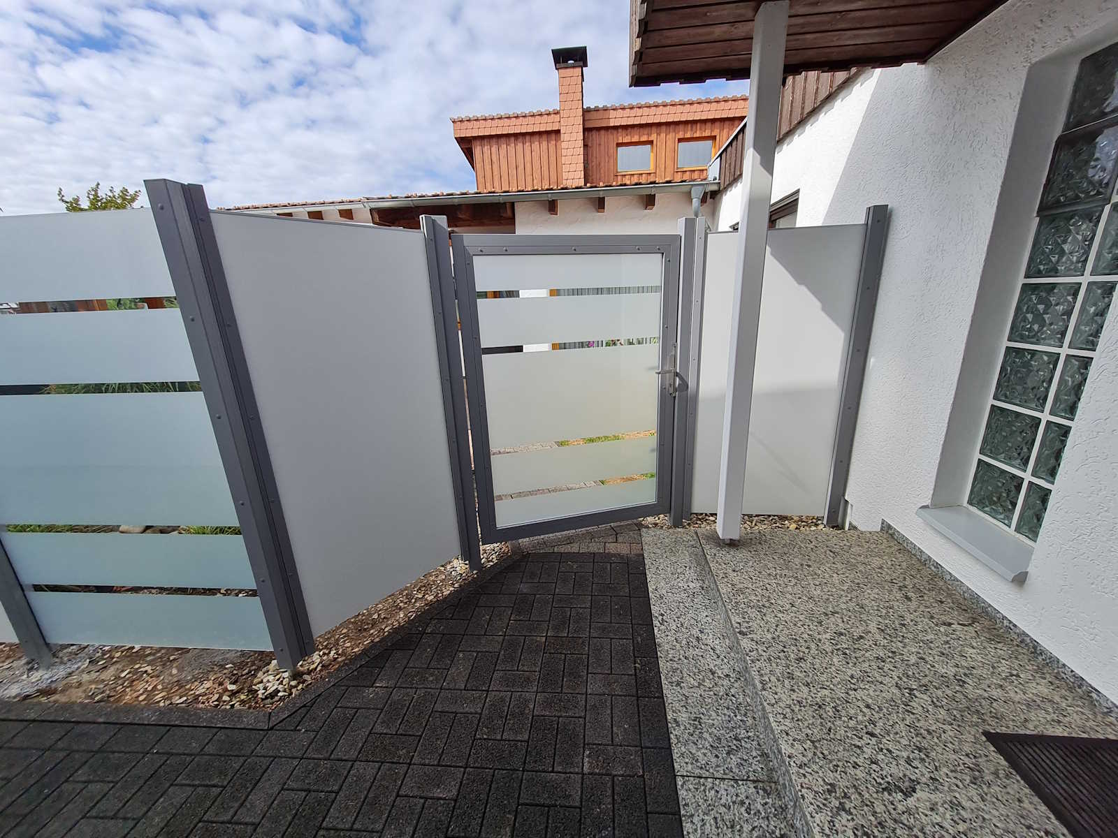 Glas-Sichtschutz lang weiß-grau