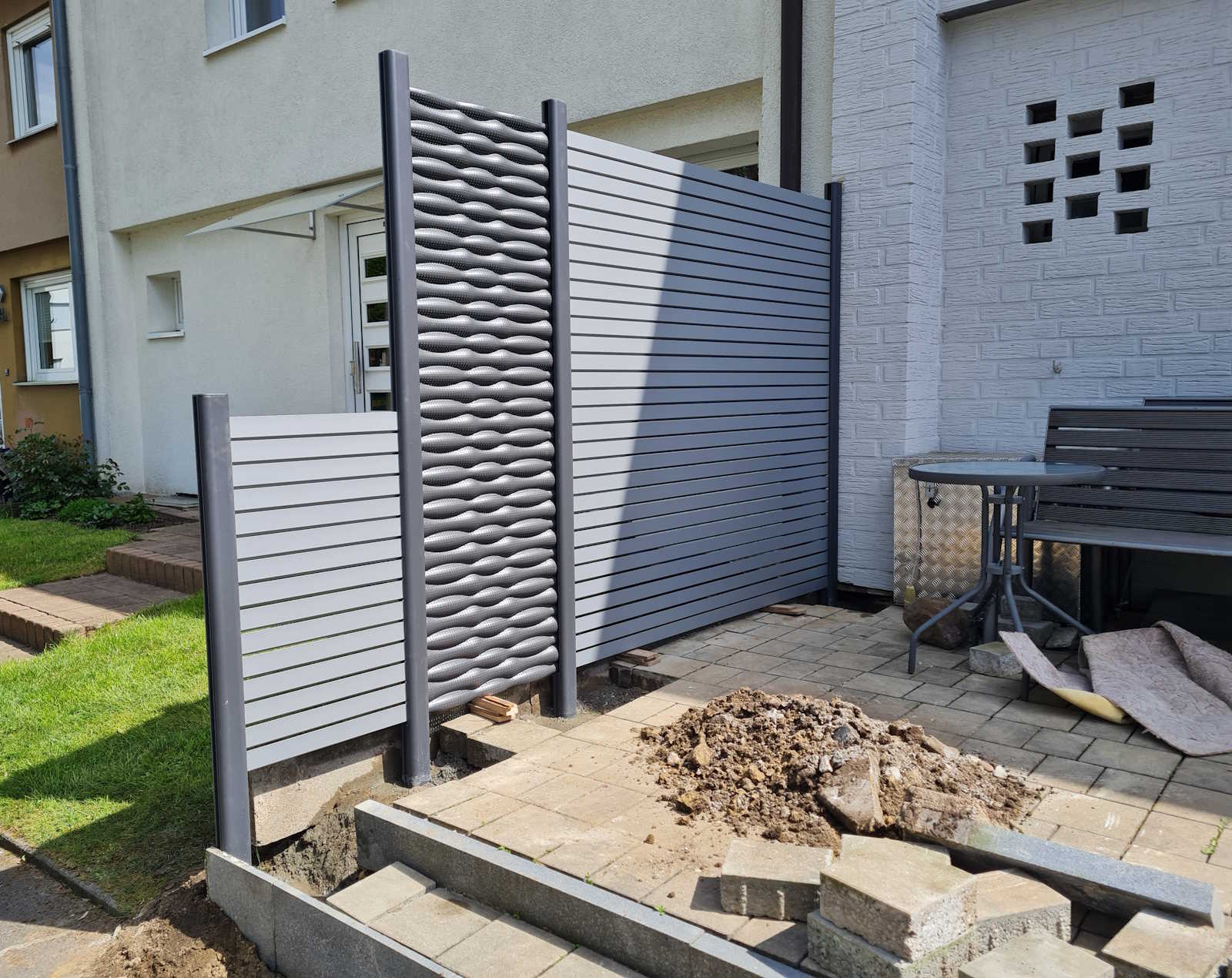 Sichtschutzzaun grau / dunkelgrau mit Muster