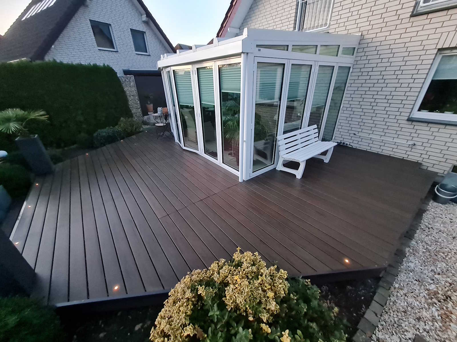 Terrassenboden dunkel Holz beleuchtet