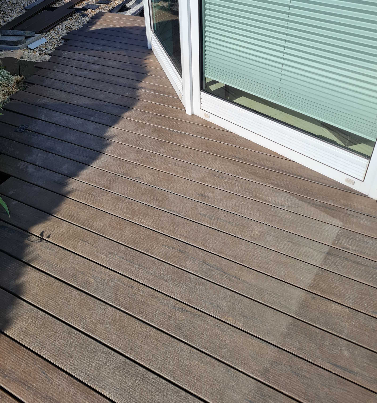 Terrassenboden dunkel Holz