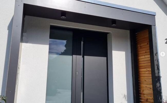 Individuelle Haustürüberdachung mit HPL-Verkleidung