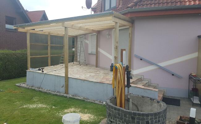 Überdachung auf Natursteinterrasse