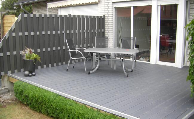 Moderner WPC-Sichtschutz anthrazit an Terrasse