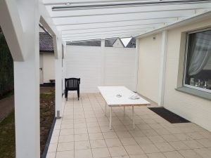 Terrassenüberdachung mit Markise, weiß lackiert
