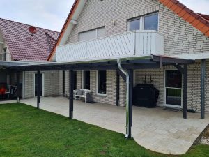 Terrassenüberdachung an Balkon, Außenansicht