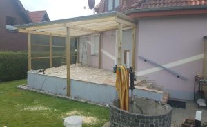 Überdachung auf Natursteinterrasse