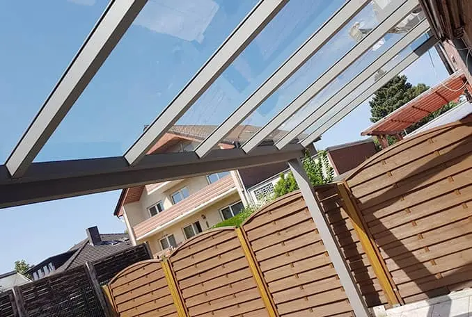 Moderne Terrassenüberdachung mit glasklarer Eindeckung